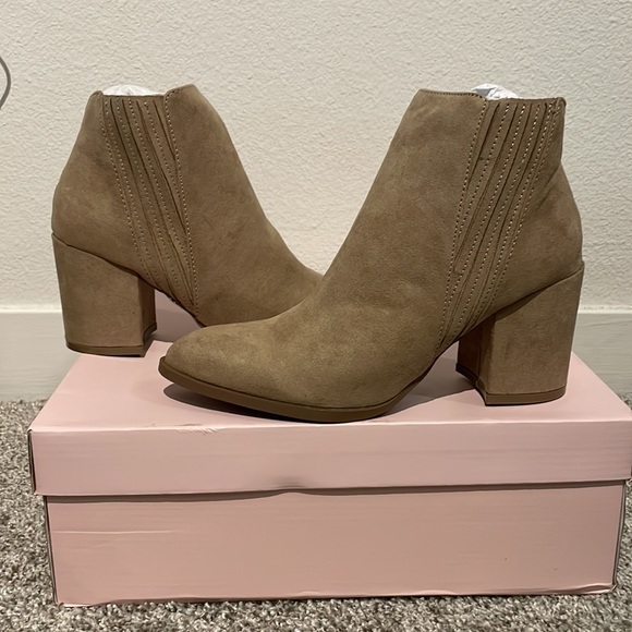 ✨NWOT✨ JustFab Taupe Booties Size 7 - Picture 1 of 4